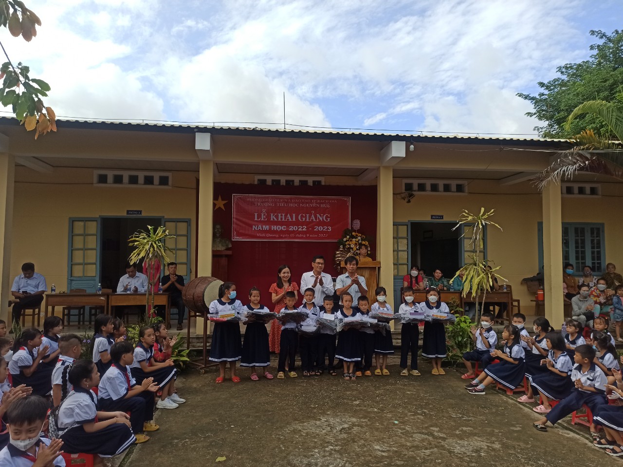 TAO QUA TRUONG NGUYEN HUỆ