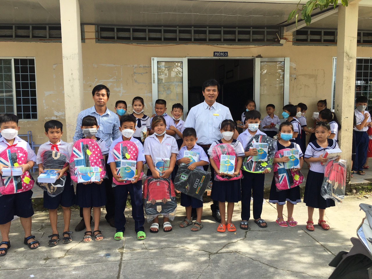 TRAO QUÀ TRƯỜNG NGUYỄN CHÍ THANH