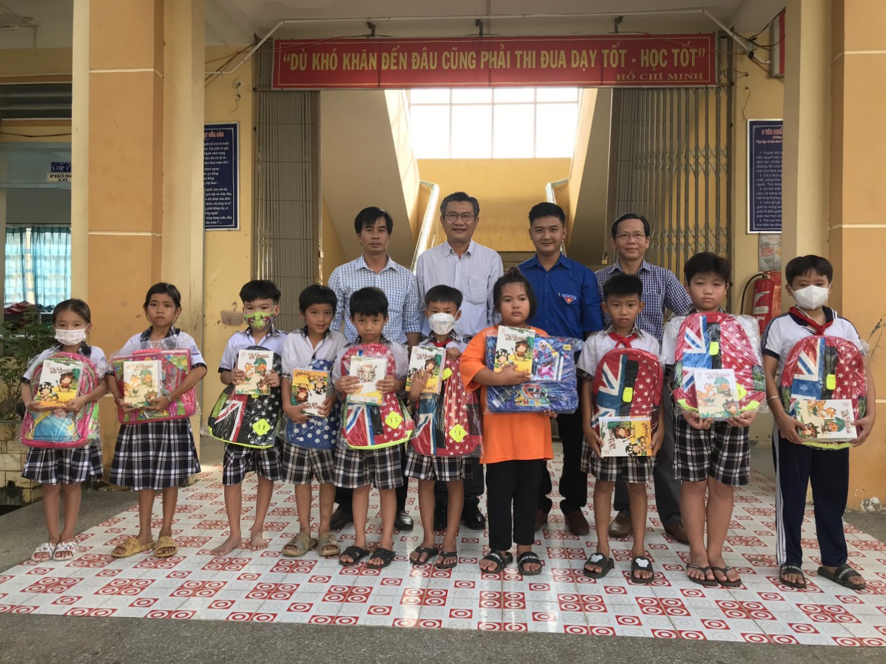 TRAO QUÀ TRƯỜNG VINH HÒA HIỆP 1